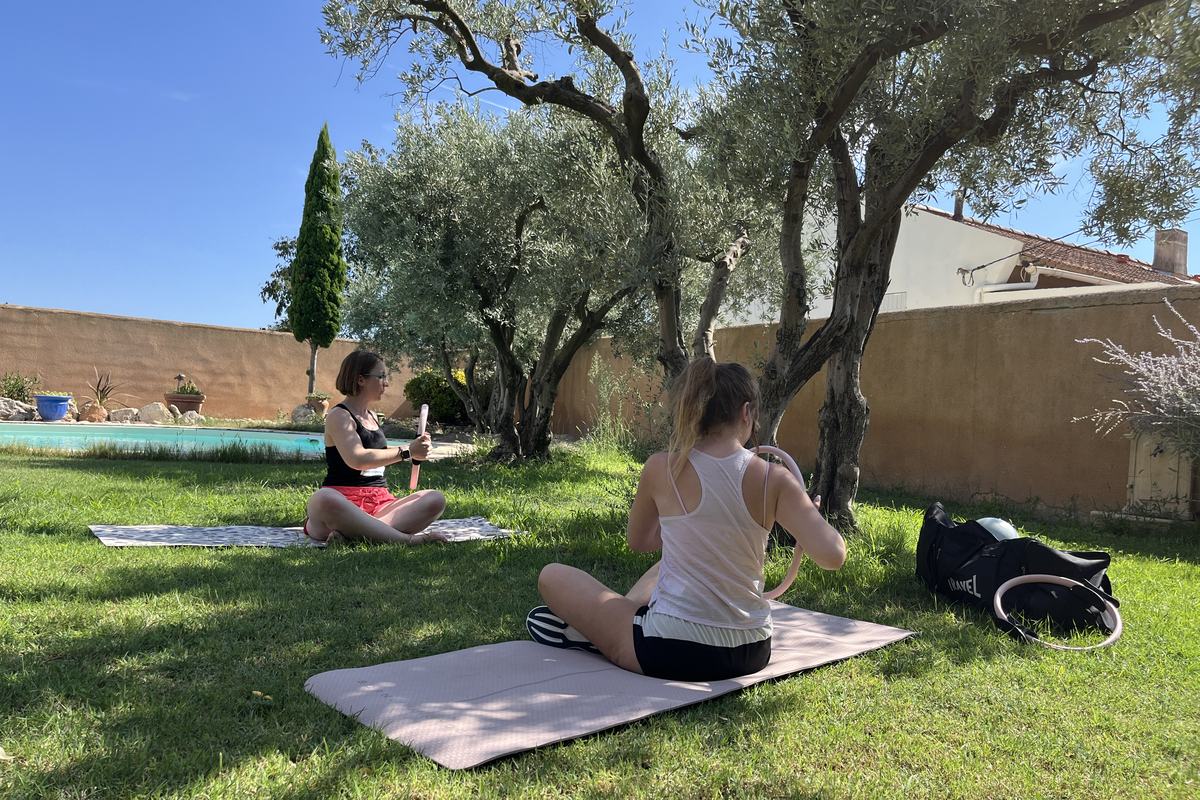 Séance de coaching sportif en extérieur dans le Luberon